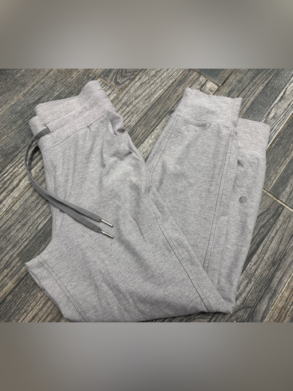 Lululemon Womens gray crop joggers - size 2